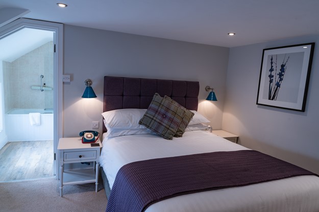 The Carpenters Arms - double bedroom with ensuite