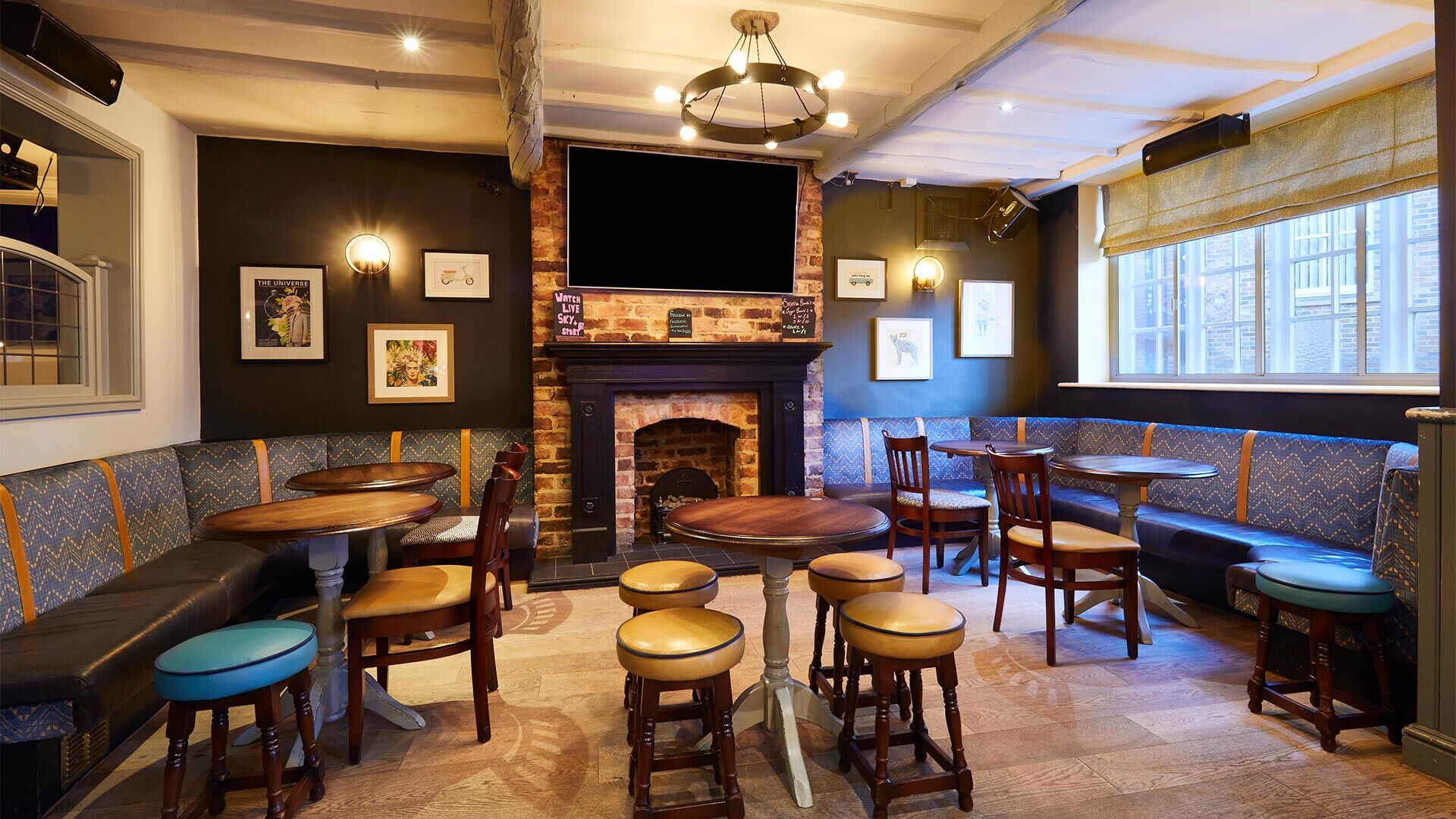 Fighting cocks pub interior 