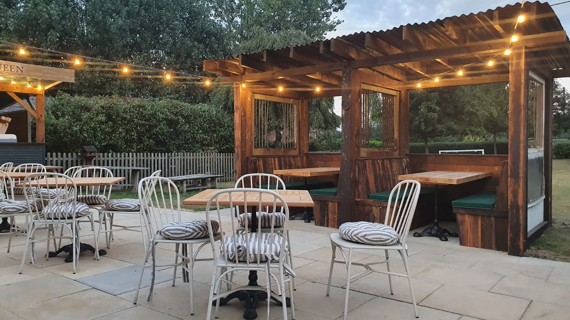 Queens Arms East Garston Garden Room