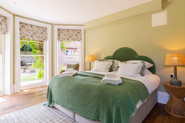 Lawns rooms green bedroom with windows