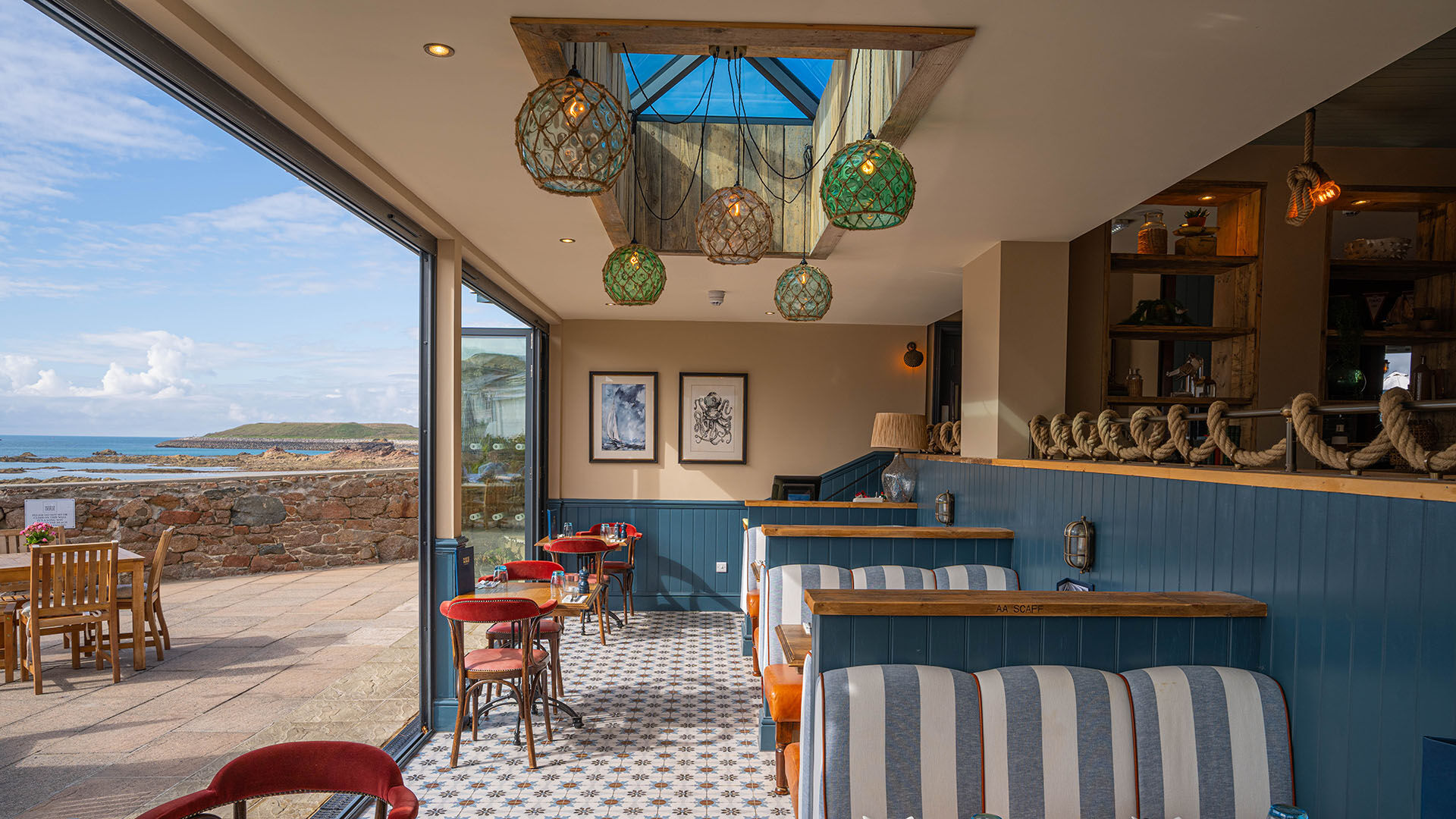 Extention of the white horse jersey with skylight and bi fold doors