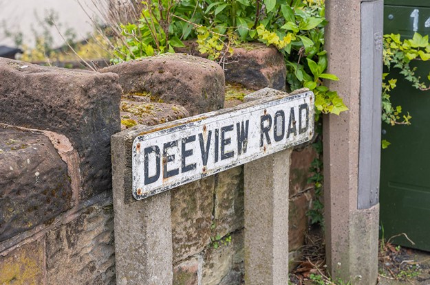 Dee view road sign
